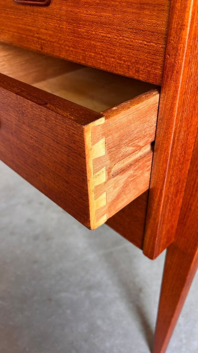 
                  
                    Vintage bureau 2 - zijdig teak - LOUI.STORE
                  
                