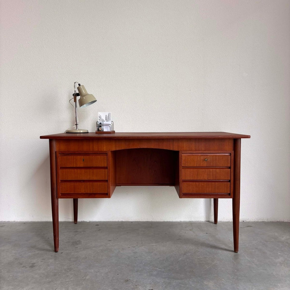 
                  
                    Vintage bureau 2 - zijdig teak - LOUI.STORE
                  
                