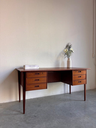 
                  
                    Vintage bureau 2 - zijdig teak - LOUI.STORE
                  
                