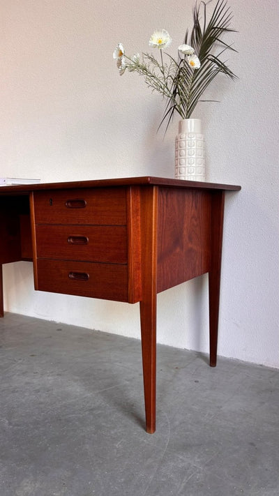 
                  
                    Vintage bureau 2 - zijdig teak - LOUI.STORE
                  
                