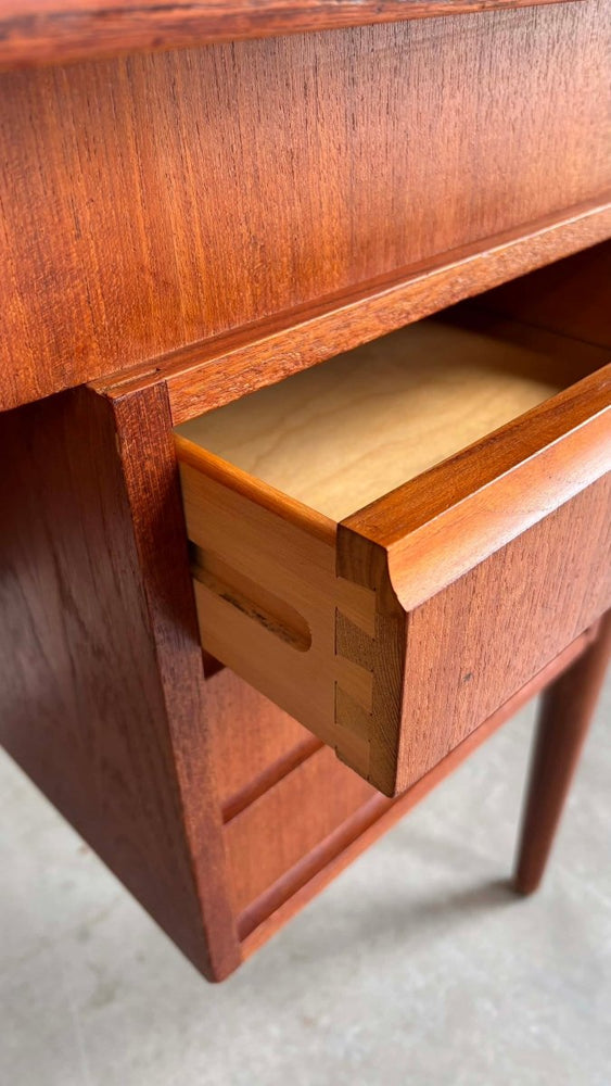 
                  
                    Vintage bureau 2 - zijdig teak - LOUI.STORE
                  
                