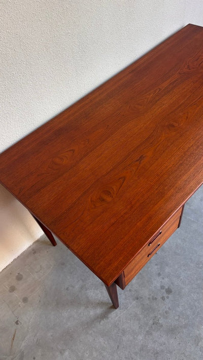 
                  
                    Vintage bureau 2 - zijdig teak - LOUI.STORE
                  
                
