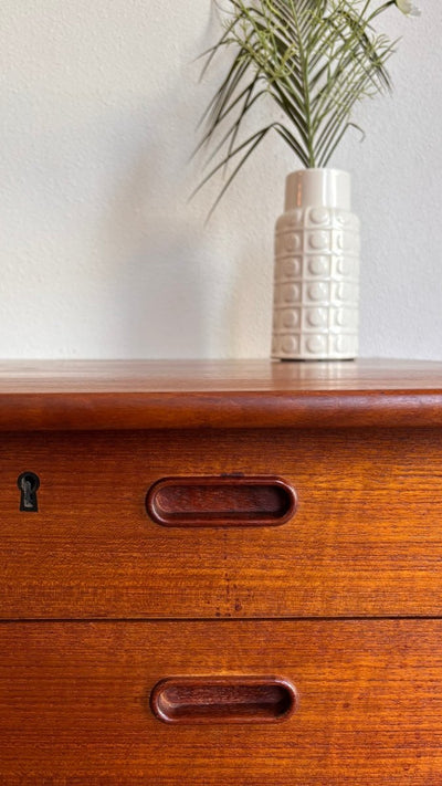
                  
                    Vintage bureau 2 - zijdig teak - LOUI.STORE
                  
                