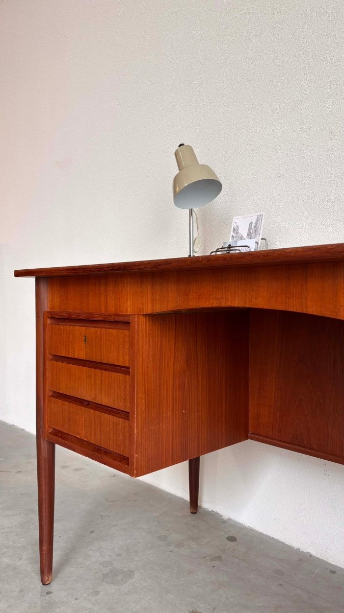 
                  
                    Vintage bureau 2 - zijdig teak - LOUI.STORE
                  
                