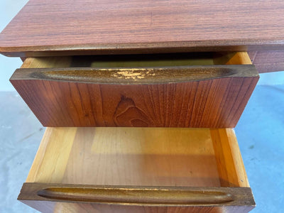 
                  
                    Vintage bureau 3 lades 1 deurtje - LOUI.STORE
                  
                