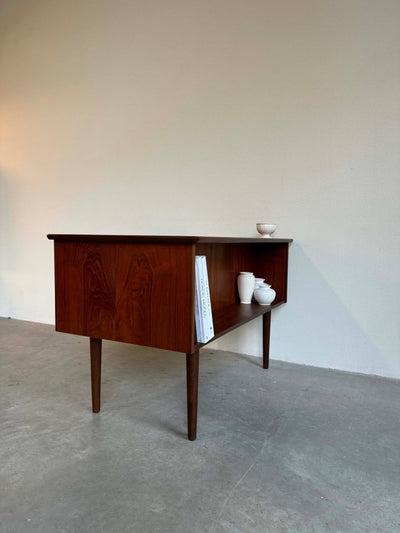 
                  
                    Vintage bureau 3 lades 1 deurtje - LOUI.STORE
                  
                