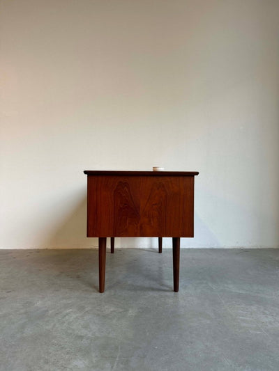 
                  
                    Vintage bureau 3 lades 1 deurtje - LOUI.STORE
                  
                