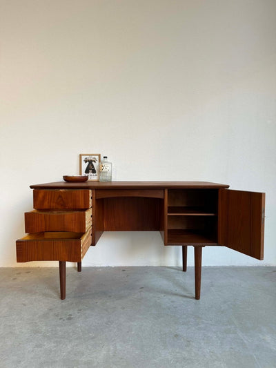 
                  
                    Vintage bureau 3 lades 1 deurtje - LOUI.STORE
                  
                