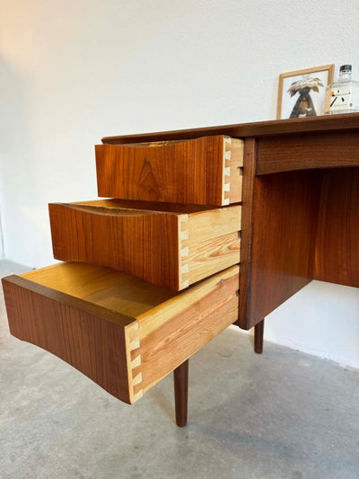 
                  
                    Vintage bureau 3 lades 1 deurtje - LOUI.STORE
                  
                