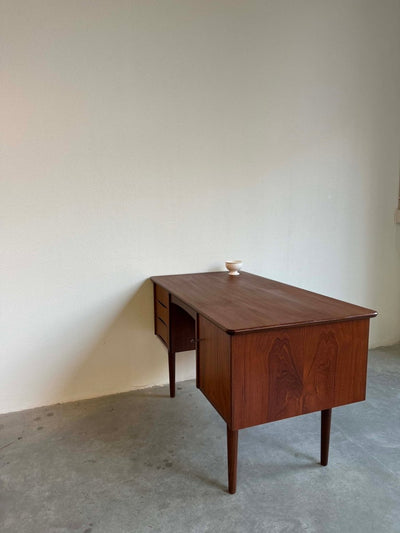 
                  
                    Vintage bureau 3 lades 1 deurtje - LOUI.STORE
                  
                