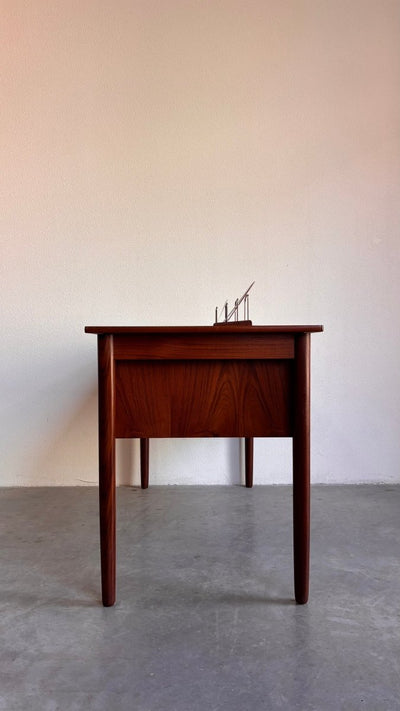 
                  
                    Vintage bureau 5 lades teak - LOUI.STORE
                  
                