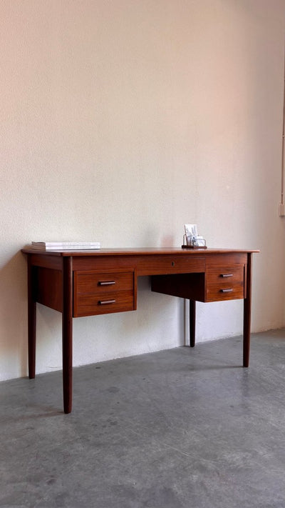 
                  
                    Vintage bureau 5 lades teak - LOUI.STORE
                  
                
