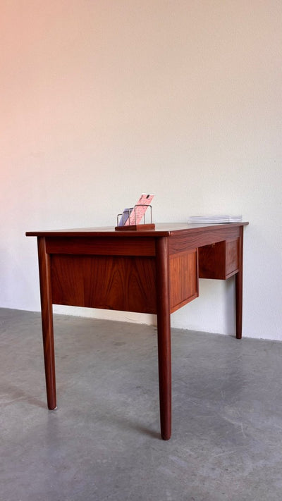 
                  
                    Vintage bureau 5 lades teak - LOUI.STORE
                  
                