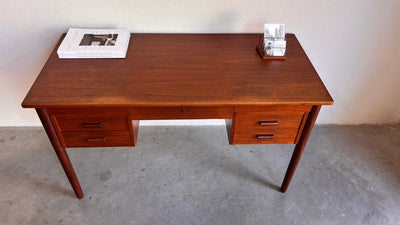 
                  
                    Vintage bureau 5 lades teak - LOUI.STORE
                  
                