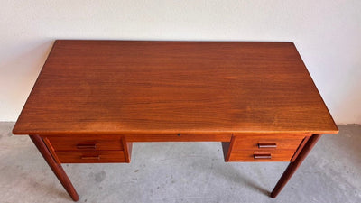 
                  
                    Vintage bureau 5 lades teak - LOUI.STORE
                  
                