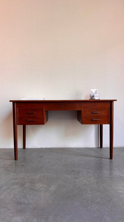 
                  
                    Vintage bureau 5 lades teak - LOUI.STORE
                  
                