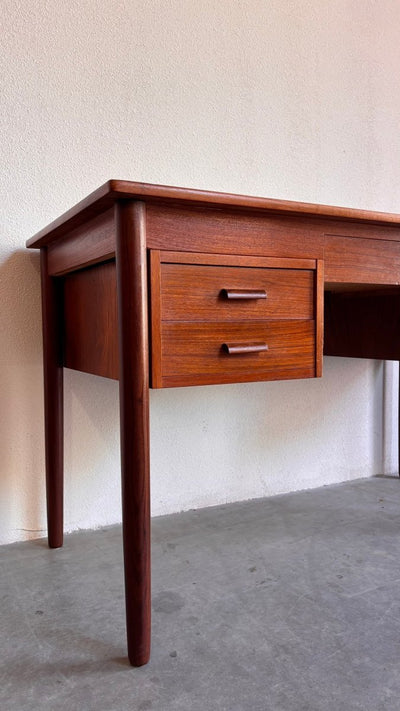 
                  
                    Vintage bureau 5 lades teak - LOUI.STORE
                  
                
