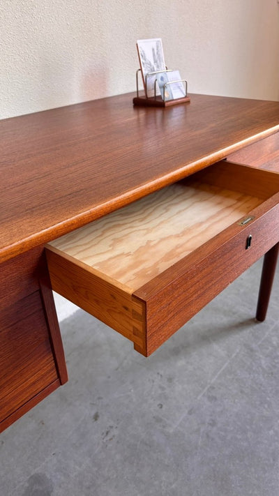 
                  
                    Vintage bureau 5 lades teak - LOUI.STORE
                  
                