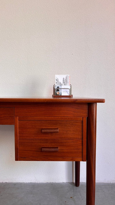 
                  
                    Vintage bureau 5 lades teak - LOUI.STORE
                  
                