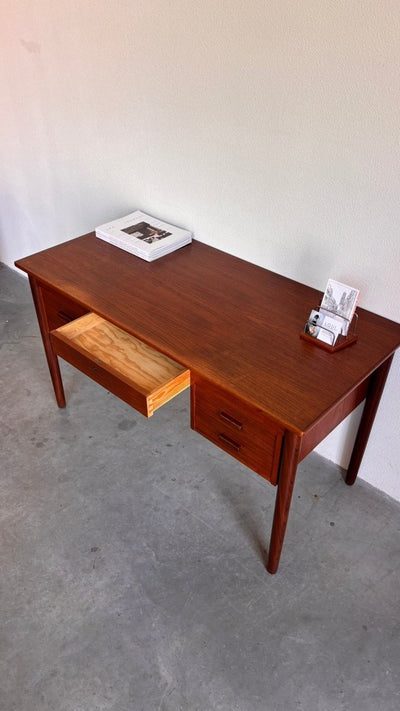 
                  
                    Vintage bureau 5 lades teak - LOUI.STORE
                  
                