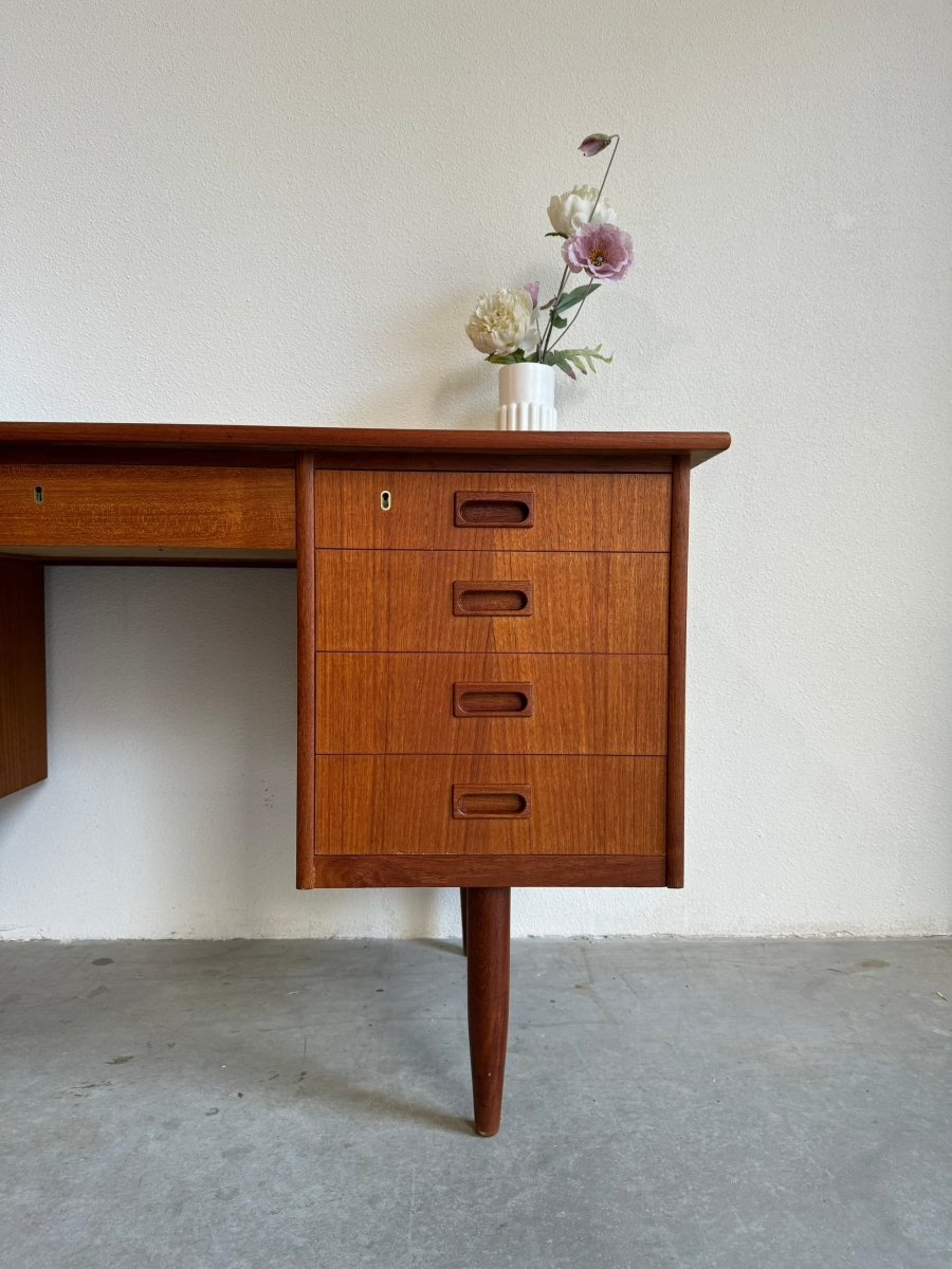 
                  
                    Vintage bureau 9 lades teak - LOUI.STORE
                  
                