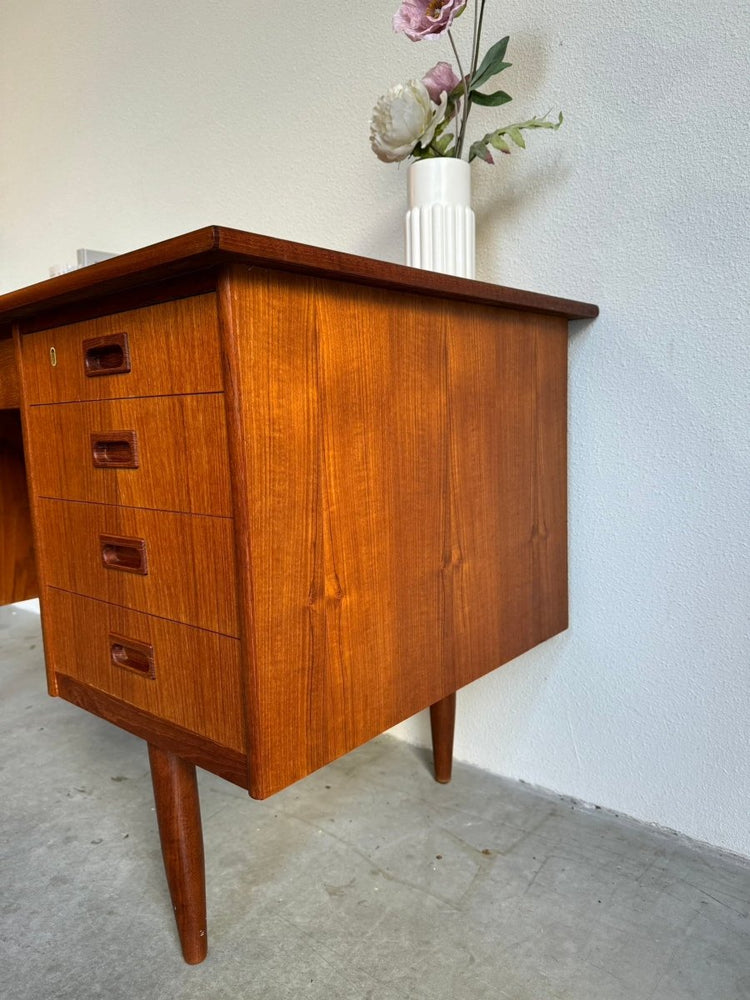 
                  
                    Vintage bureau 9 lades teak - LOUI.STORE
                  
                