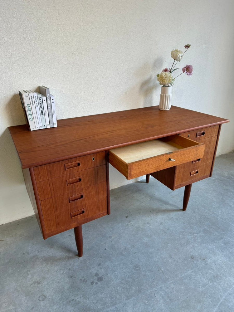 
                  
                    Vintage bureau 9 lades teak - LOUI.STORE
                  
                