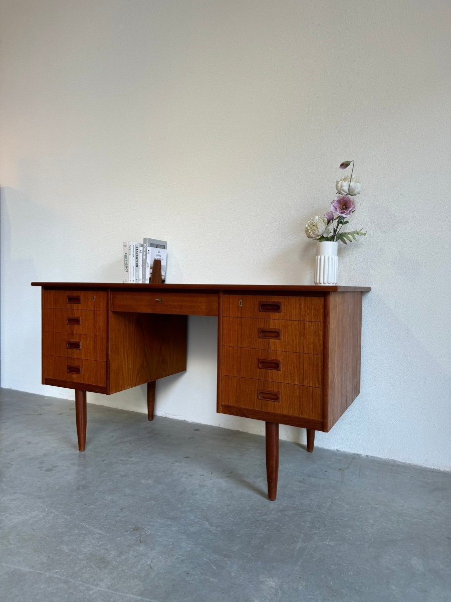 
                  
                    Vintage bureau 9 lades teak - LOUI.STORE
                  
                