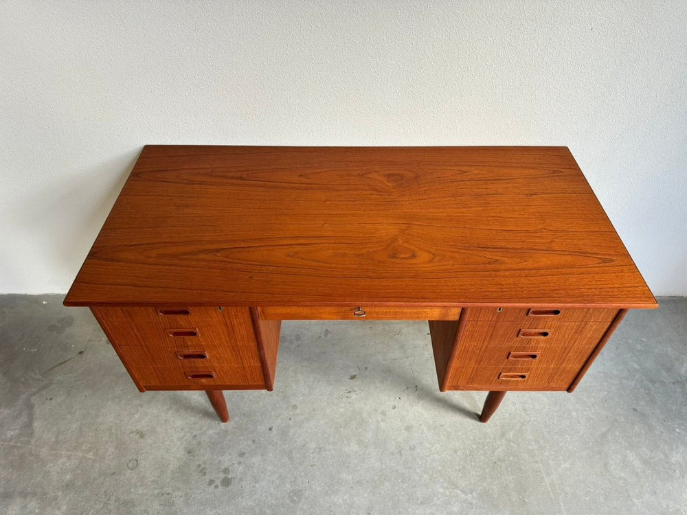 
                  
                    Vintage bureau 9 lades teak - LOUI.STORE
                  
                