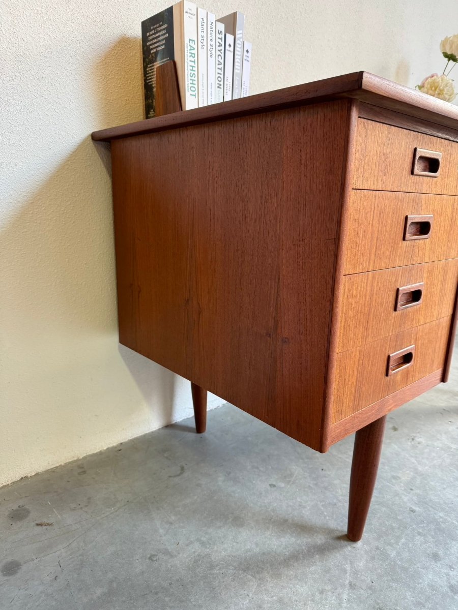 
                  
                    Vintage bureau 9 lades teak - LOUI.STORE
                  
                