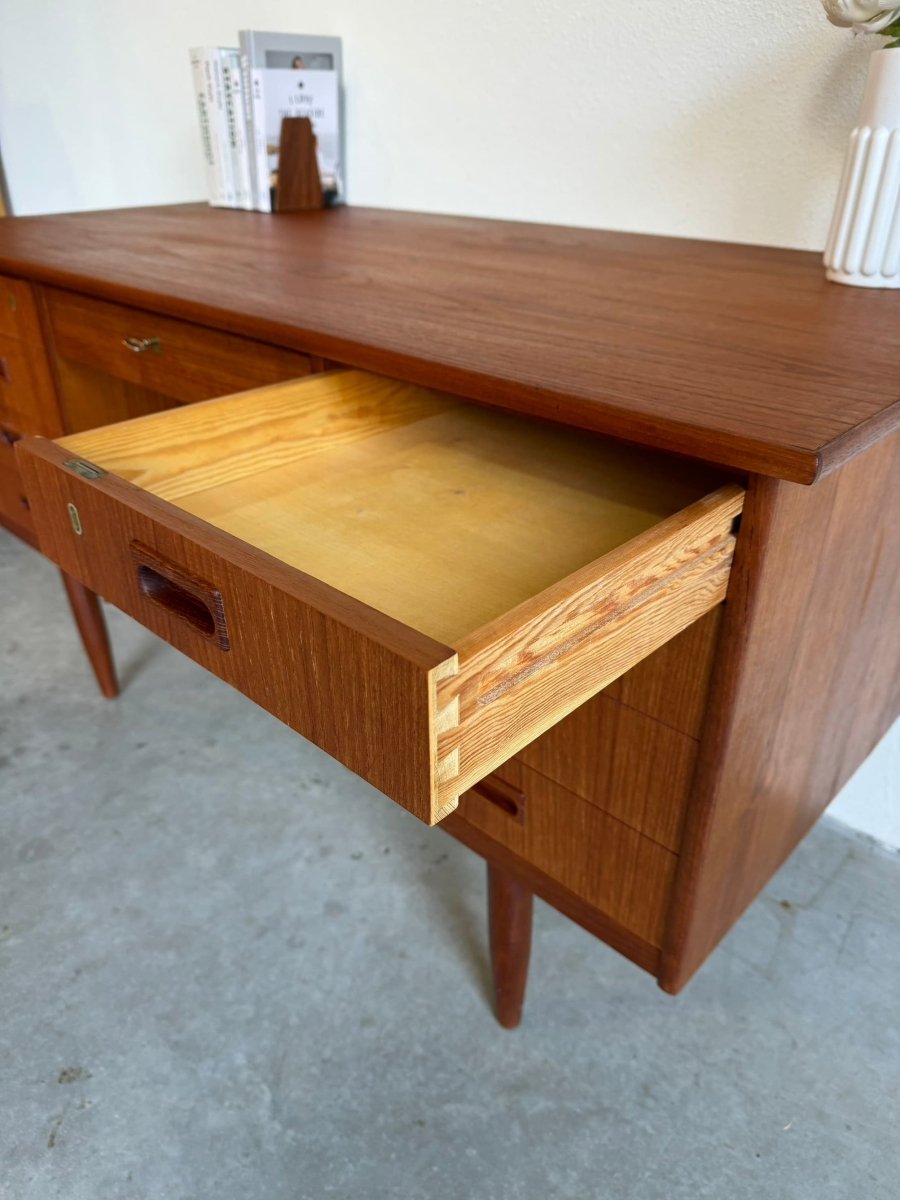 
                  
                    Vintage bureau 9 lades teak - LOUI.STORE
                  
                