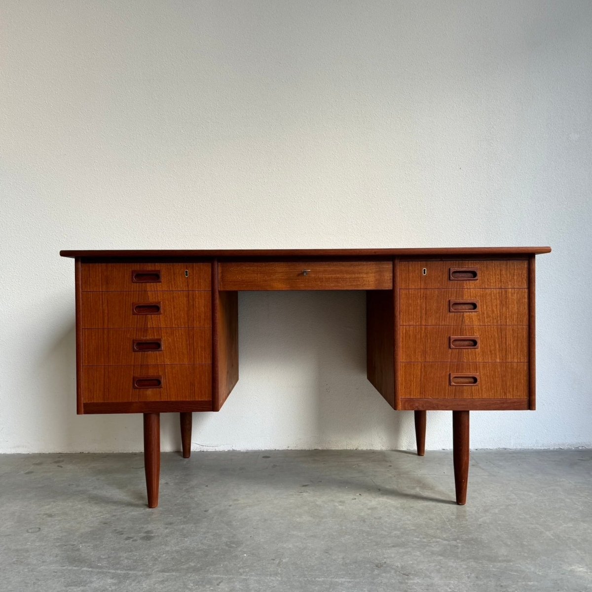 
                  
                    Vintage bureau 9 lades teak - LOUI.STORE
                  
                