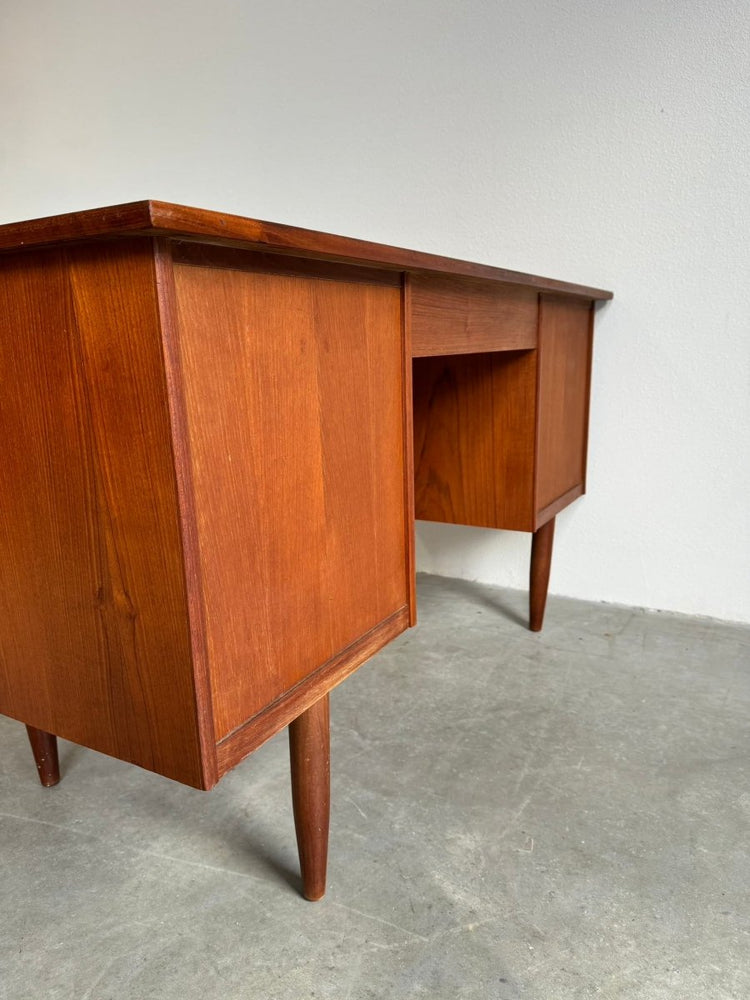 
                  
                    Vintage bureau 9 lades teak - LOUI.STORE
                  
                