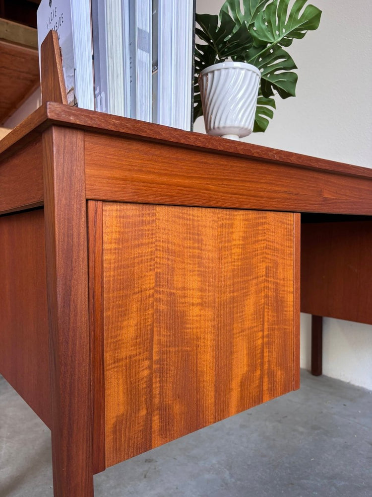 
                  
                    Vintage bureau Domino in teak - LOUI.STORE
                  
                