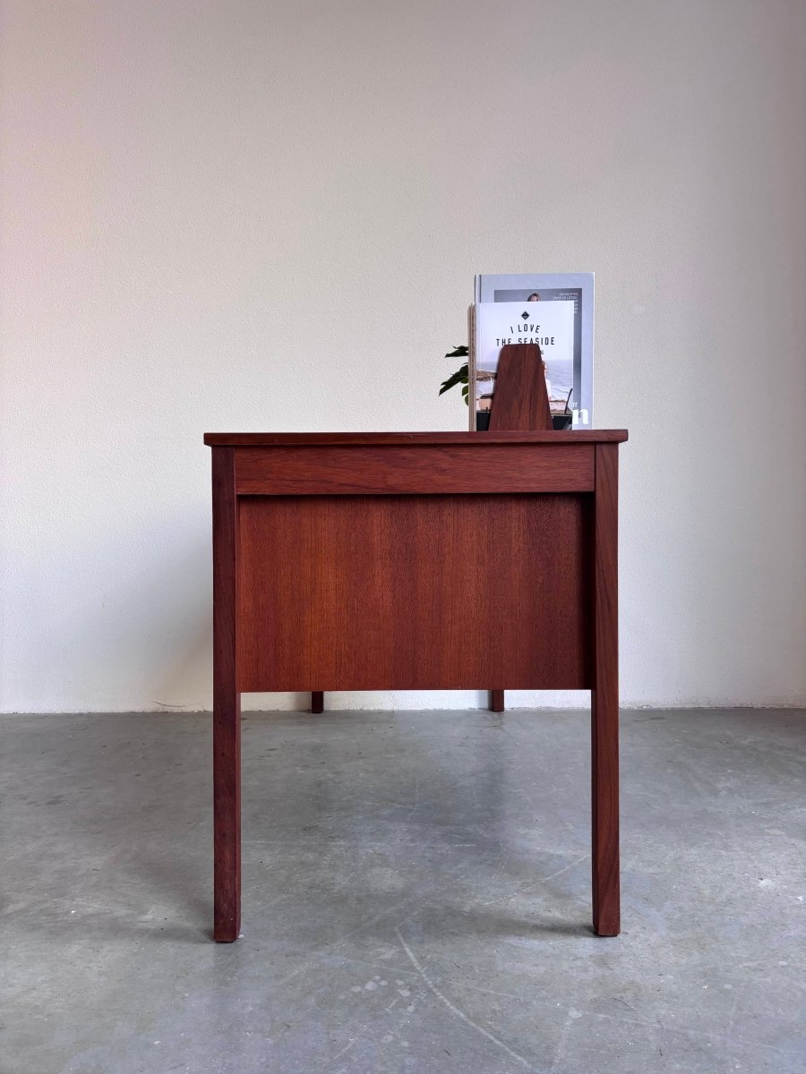 
                  
                    Vintage bureau Domino in teak - LOUI.STORE
                  
                