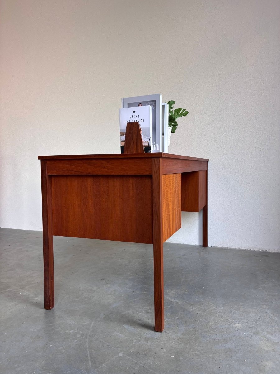 
                  
                    Vintage bureau Domino in teak - LOUI.STORE
                  
                