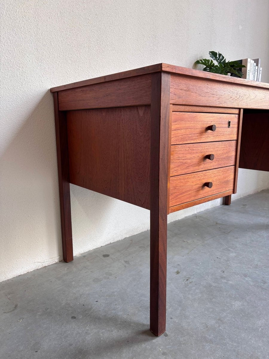 
                  
                    Vintage bureau Domino in teak - LOUI.STORE
                  
                