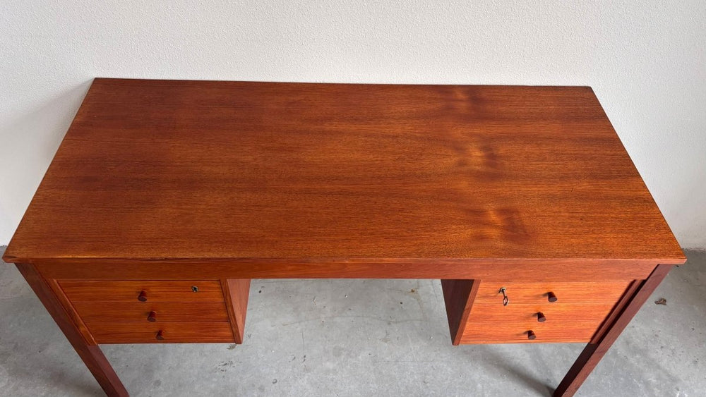 
                  
                    Vintage bureau Domino in teak - LOUI.STORE
                  
                