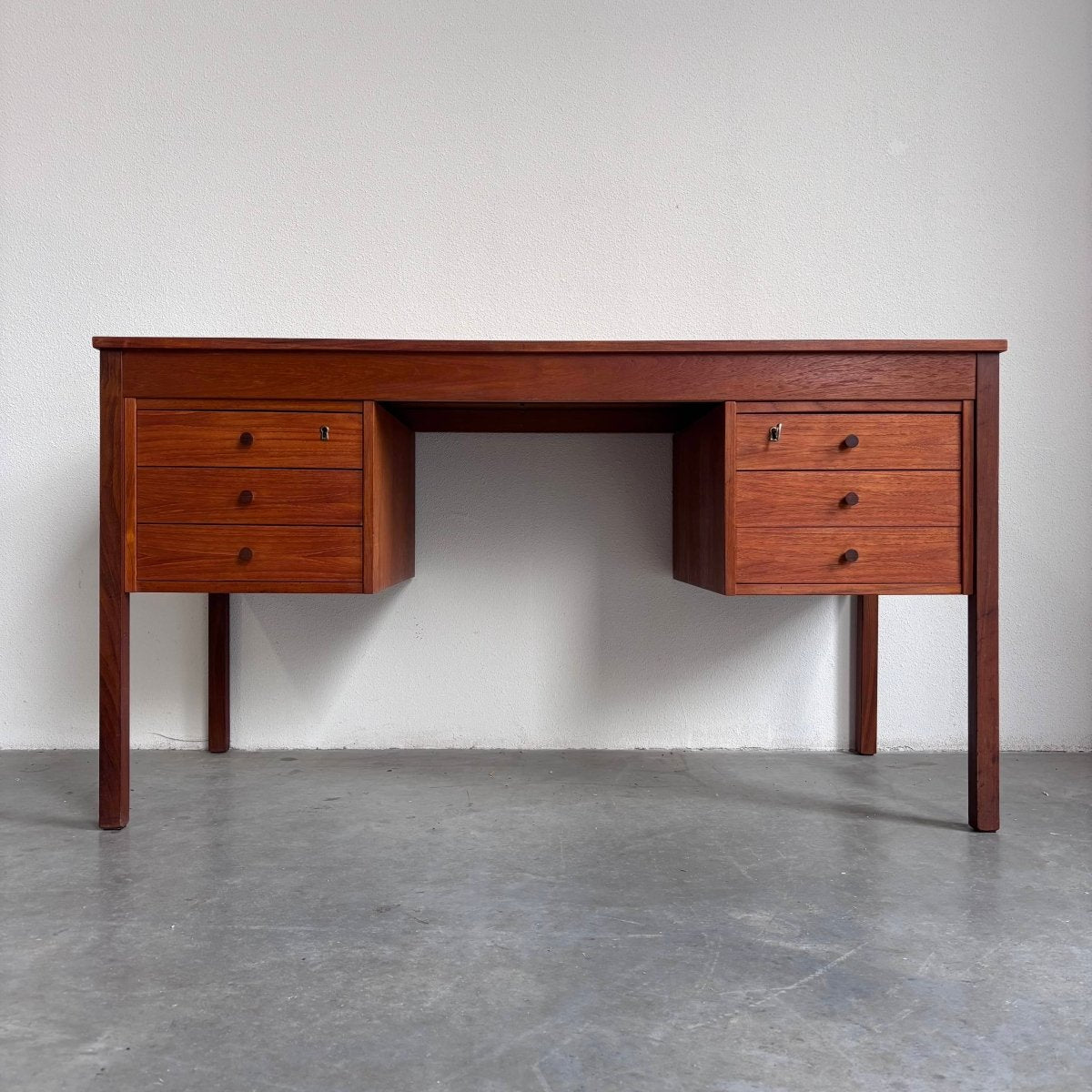 
                  
                    Vintage bureau Domino in teak - LOUI.STORE
                  
                