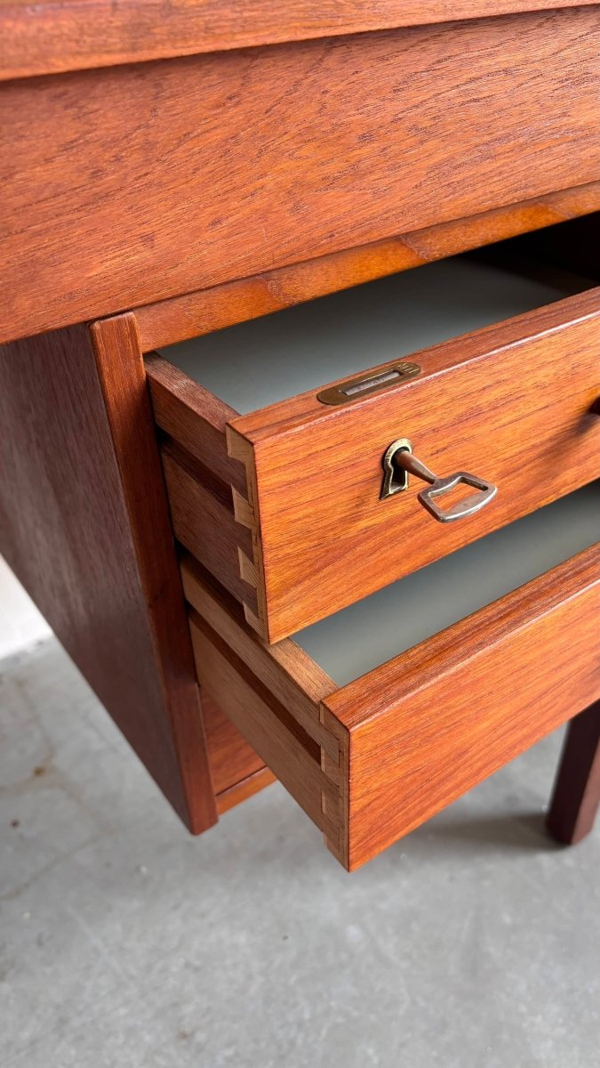 
                  
                    Vintage bureau Domino in teak - LOUI.STORE
                  
                