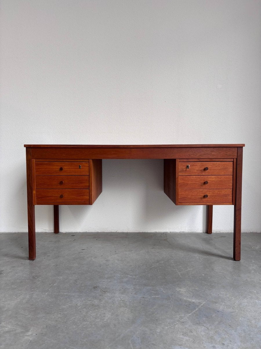 
                  
                    Vintage bureau Domino in teak - LOUI.STORE
                  
                