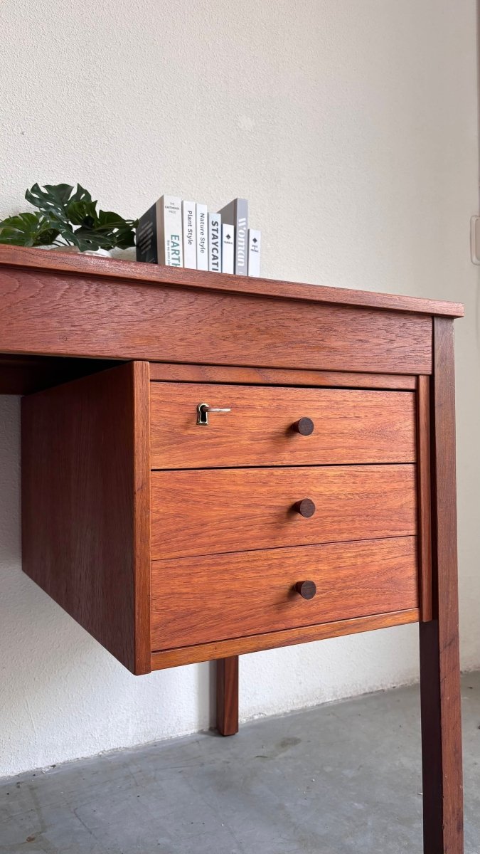 
                  
                    Vintage bureau Domino in teak - LOUI.STORE
                  
                