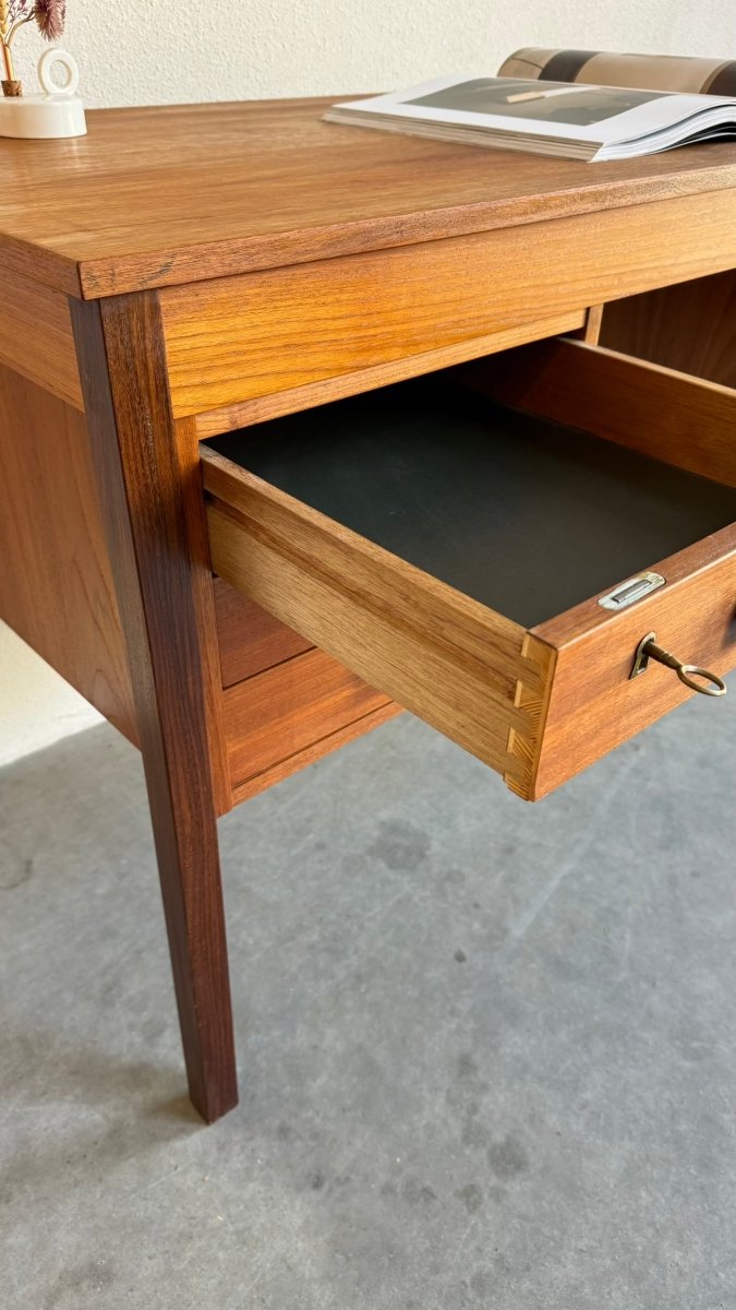 
                  
                    Vintage bureau Domino teak - LOUI.STORE
                  
                