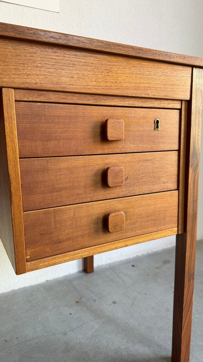 
                  
                    Vintage bureau Domino teak - LOUI.STORE
                  
                