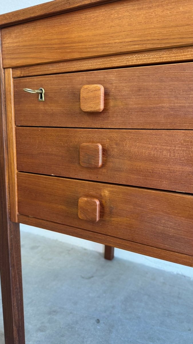 
                  
                    Vintage bureau Domino teak - LOUI.STORE
                  
                