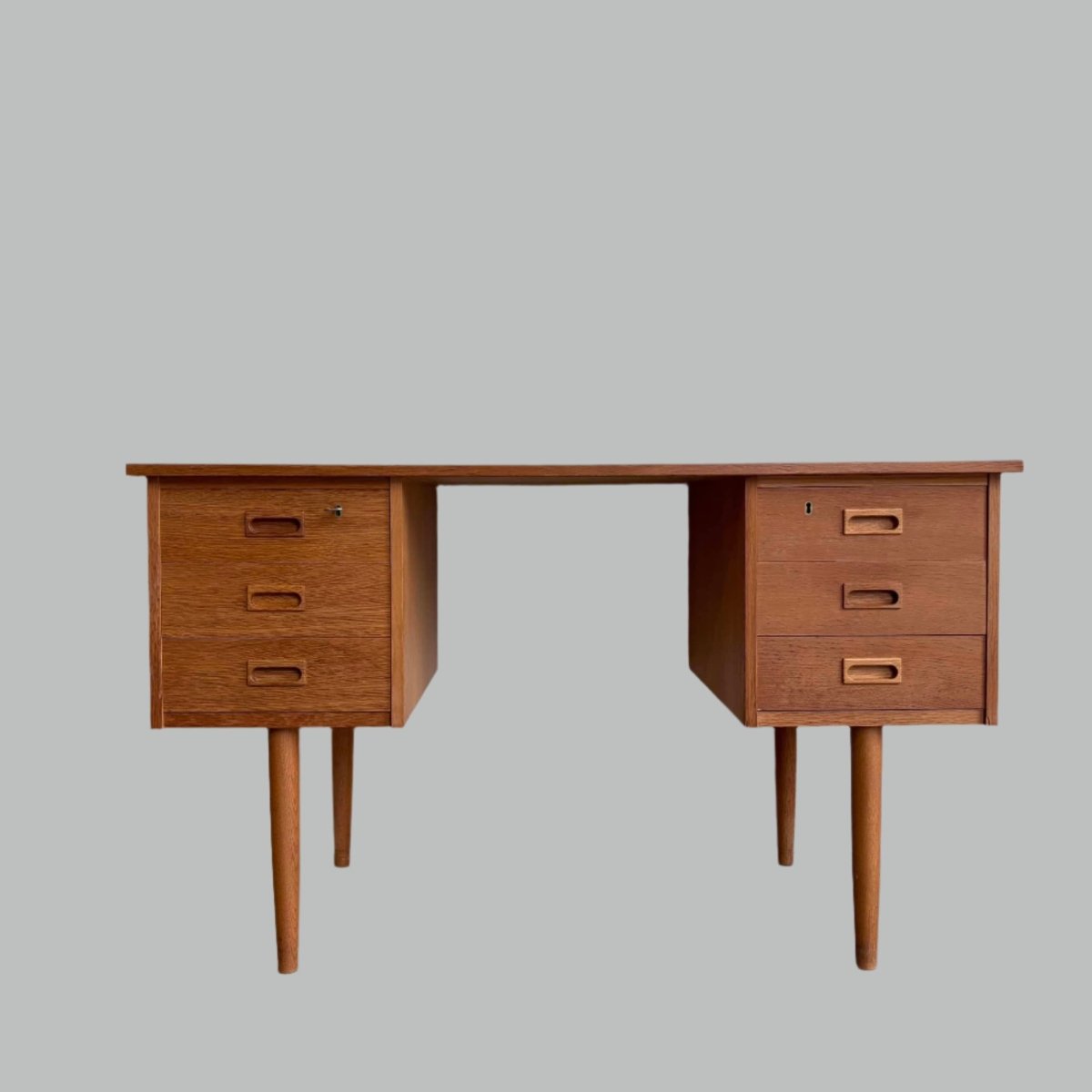 
                  
                    Vintage bureau eiken - LOUI.STORE
                  
                