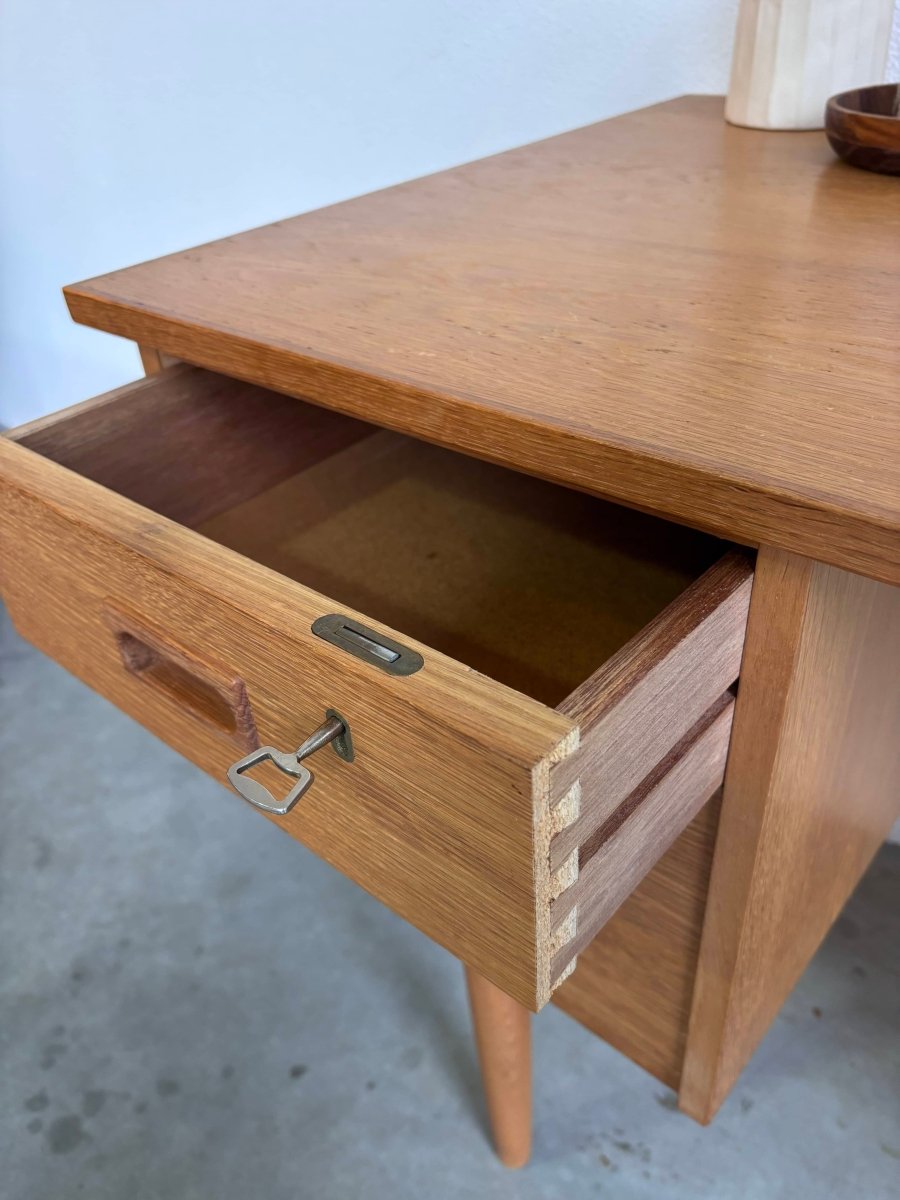 
                  
                    Vintage bureau eiken - LOUI.STORE
                  
                