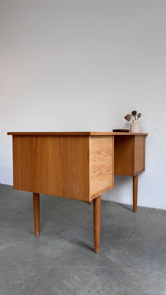 
                  
                    Vintage bureau eiken - LOUI.STORE
                  
                