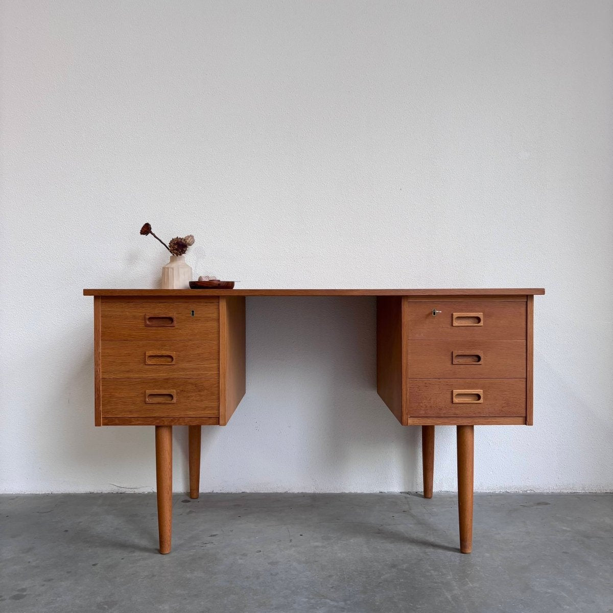 
                  
                    Vintage bureau eiken - LOUI.STORE
                  
                