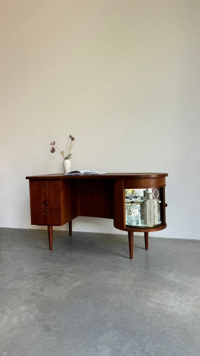
                  
                    Vintage bureau met bar teak Kai Kristiansen - LOUI.STORE
                  
                